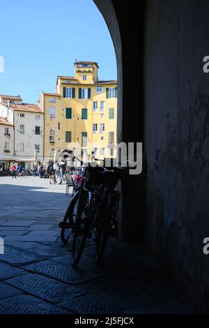 Lucca-März 2022-Italien der charakteristische Platz des Amphitheaters im historischen Zentrum der Altstadt. Stockfoto