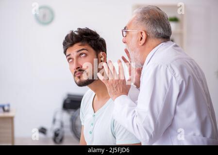 Junger Patient mit Hörproblemen, der einen Arzt besucht, einen HNO-Arzt Stockfoto