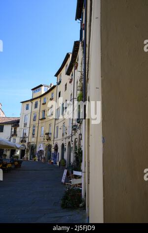 Lucca-März 2022-Italien der charakteristische Platz des Amphitheaters im historischen Zentrum der Altstadt. Stockfoto