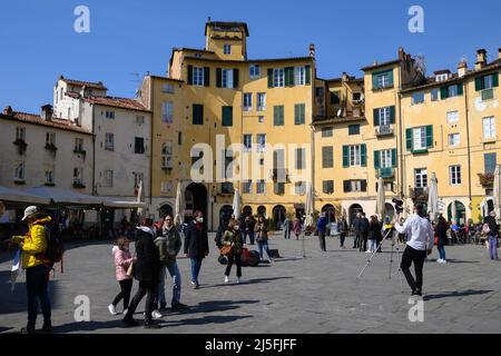 Lucca-März 2022-Italien der charakteristische Platz des Amphitheaters im historischen Zentrum der Altstadt. Stockfoto