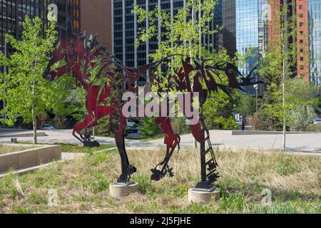 „Do Re Mi Fa Sol La Si Do“ besteht aus acht pulverbeschichteten 5/8-Zoll-Pferden mit geschliffener Stahlplatte.von Joe Fafard im Courthouse Park, Downtown Calgary, Alb Stockfoto