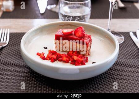 Gänseleber (Entenleber) mit Erdbeeren und Balsamico-Essig. Typisch französische Küche Stockfoto