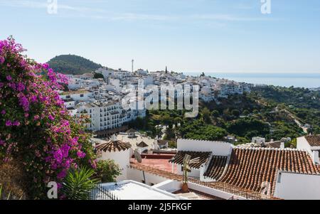 Frigiliana. Panoramablick auf dieses schöne Dorf in Malaga, Andalusien, Spanien Stockfoto