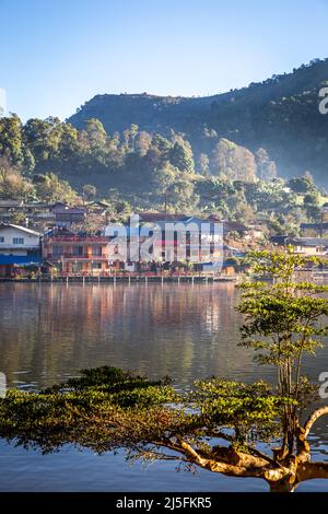 Sonnenaufgang mit Nebel über Ban Rak thai, chinesisches Dorf in der Nähe eines Sees in Mae Hong Son, Thailand Stockfoto