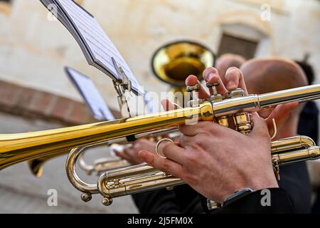 Die Hände des Mannes, die im Orchester Trompete spielen Stockfoto