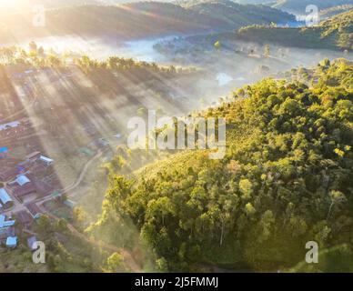 Luftaufnahme des Sonnenaufgangs mit Nebel über Ban Rak thai, chinesisches Dorf in der Nähe eines Sees in Mae Hong Son, Thailand Stockfoto