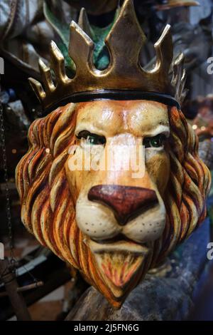 Handgefertigte und handbemalte Masken im Fenster eines traditionellen venezianischen Maskenherstellers, bereit für Carnevale. März 2022. Stockfoto