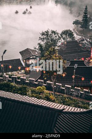 Sonnenaufgang mit Nebel über Ban Rak thai, chinesisches Dorf in der Nähe eines Sees in Mae Hong Son, Thailand Stockfoto