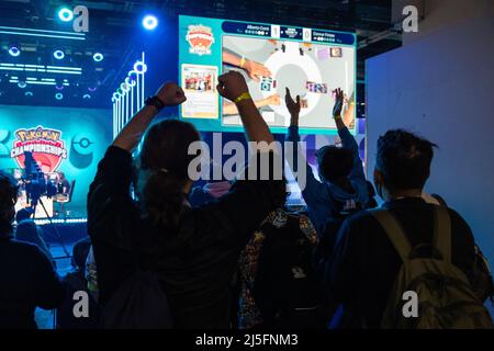 Frankfurt, Deutschland. 23. April 2022. 23. April 2022, Hessen, Frankfurt/Main: Fans jubeln über den Sieg ihrer Spieler bei der Pokemon-Europameisterschaft, die nach einer mehrjährigen Pause wieder ausgetragen wird. Das Spiel wird mit Handelskarten, auf Videospielkonsolen und Mobiltelefonen gespielt. Bei Pokemon geht es darum, die Monster zu sammeln und zu trainieren. Auch in den Frankfurter Messehallen waren die Zuschauer erlaubt. Foto: Hannes P. Albert/dpa Quelle: dpa picture Alliance/Alamy Live News Stockfoto