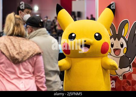 Frankfurt, Deutschland. 23. April 2022. 23. April 2022, Hessen, Frankfurt/Main: Das Pokemon Pikachu, aufgenommen bei der Pokemon Europameisterschaft, die nach einer mehrjährigen Pause wieder stattfindet. Gespielt mit Handelskarten, auf Videospielkonsolen und Mobiltelefonen. Bei Pokemon geht es darum, die Monster zu sammeln und zu trainieren. Auch in den Frankfurter Messehallen waren die Zuschauer erlaubt. Foto: Hannes P. Albert/dpa Quelle: dpa picture Alliance/Alamy Live News Stockfoto