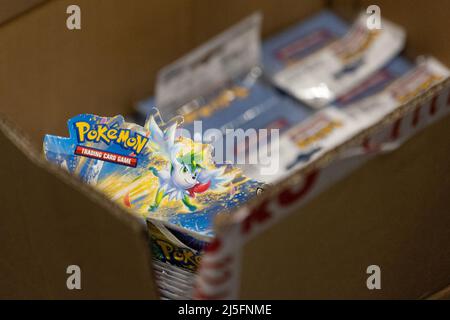 Frankfurt, Deutschland. 23. April 2022. 23. April 2022, Hessen, Frankfurt/Main: Pokemon Trading Cards sind bei den Pokemon Europe Championships in einer Box. Nach einer mehrjährigen Unterbrechung finden wieder die Pokemon Europe International Championships statt. Das Spiel wird mit Handelskarten, auf Videospielkonsolen und Mobiltelefonen gespielt. Bei Pokemon geht es darum, die Monster zu sammeln und zu trainieren. Auch in den Frankfurter Messehallen waren die Zuschauer erlaubt. Foto: Hannes P. Albert/dpa Quelle: dpa picture Alliance/Alamy Live News Stockfoto