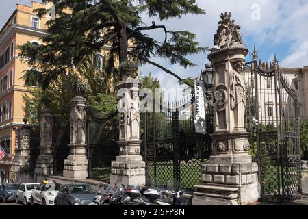 Kunstvolle Skulpturen am Eingang zum Palazzo Barberini Rom Italien Stockfoto