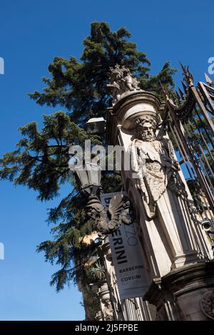 Kunstvolle Skulpturen am Eingang zum Palazzo Barberini Rom Italien Stockfoto