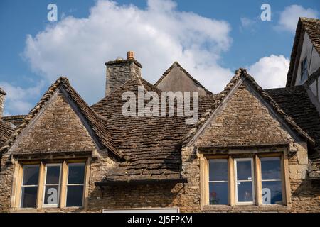 Steinerne Pfosten-Fenster und steinerne Dachziegel eines Gebäudes aus dem 18.. Jahrhundert im typisch englischen Dorf Lacock Wiltshire Stockfoto