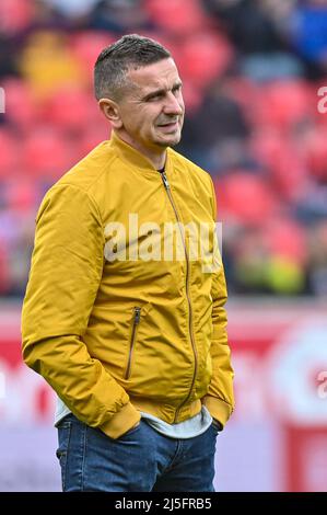 Regensburg, Deutschland. 23. April 2022. Fußball: 2. Bundesliga, Jahn Regensburg - Hamburger SV, Matchday 31, Jahnstadion Regensburg. Trainer Mersad Selimbegovic aus Regensburg steht vor dem Spiel im Stadion. Quelle: Armin Weigel/dpa - WICHTIGER HINWEIS: Gemäß den Anforderungen der DFL Deutsche Fußball Liga und des DFB Deutscher Fußball-Bund ist es untersagt, im Stadion und/oder vom Spiel aufgenommene Fotos in Form von Sequenzbildern und/oder videoähnlichen Fotoserien zu verwenden oder zu verwenden./dpa/Alamy Live News Stockfoto