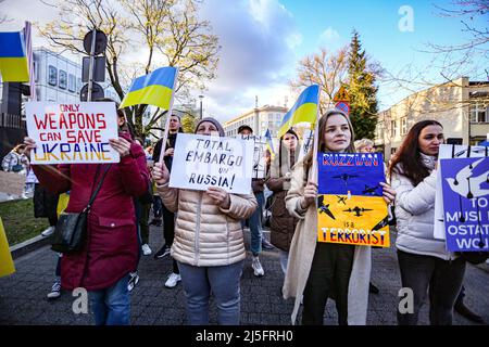 Warschau, Polen. 22. April 2022. Der Warschauer Kultur- und Wissenschaftspalast ist blau und gelb beleuchtet, um die Unterstützung für die Ukraine zu zeigen. (Bild: © Bianca Otero/ZUMA Press Wire) Bild: ZUMA Press, Inc./Alamy Live News Stockfoto