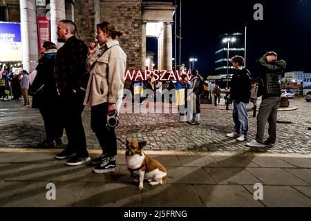 Warschau, Polen. 22. April 2022. Der Warschauer Kultur- und Wissenschaftspalast ist blau und gelb beleuchtet, um die Unterstützung für die Ukraine zu zeigen. (Bild: © Bianca Otero/ZUMA Press Wire) Bild: ZUMA Press, Inc./Alamy Live News Stockfoto