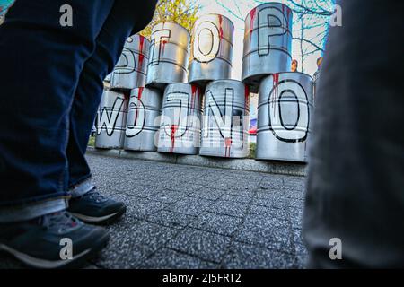 Warschau, Polen. 22. April 2022. Der Warschauer Kultur- und Wissenschaftspalast ist blau und gelb beleuchtet, um die Unterstützung für die Ukraine zu zeigen. (Bild: © Bianca Otero/ZUMA Press Wire) Bild: ZUMA Press, Inc./Alamy Live News Stockfoto