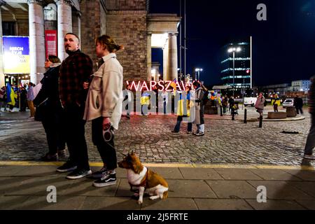 Warschau, Polen. 22. April 2022. Der Warschauer Kultur- und Wissenschaftspalast ist blau und gelb beleuchtet, um die Unterstützung für die Ukraine zu zeigen. (Bild: © Bianca Otero/ZUMA Press Wire) Bild: ZUMA Press, Inc./Alamy Live News Stockfoto