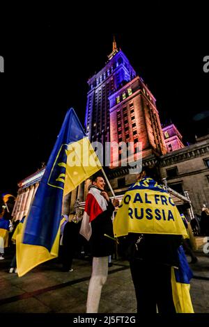 Warschau, Polen. 22. April 2022. Der Warschauer Kultur- und Wissenschaftspalast ist blau und gelb beleuchtet, um die Unterstützung für die Ukraine zu zeigen. (Bild: © Bianca Otero/ZUMA Press Wire) Bild: ZUMA Press, Inc./Alamy Live News Stockfoto