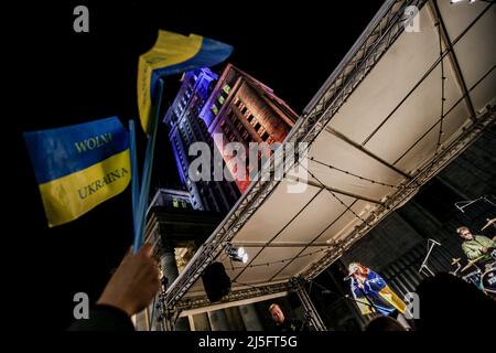 Warschau, Polen. 22. April 2022. Der Warschauer Kultur- und Wissenschaftspalast ist blau und gelb beleuchtet, um die Unterstützung für die Ukraine zu zeigen. (Bild: © Bianca Otero/ZUMA Press Wire) Bild: ZUMA Press, Inc./Alamy Live News Stockfoto