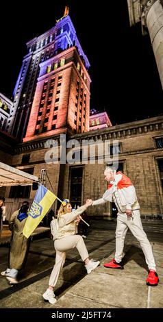 Warschau, Polen. 22. April 2022. Der Warschauer Kultur- und Wissenschaftspalast ist blau und gelb beleuchtet, um die Unterstützung für die Ukraine zu zeigen. (Bild: © Bianca Otero/ZUMA Press Wire) Bild: ZUMA Press, Inc./Alamy Live News Stockfoto