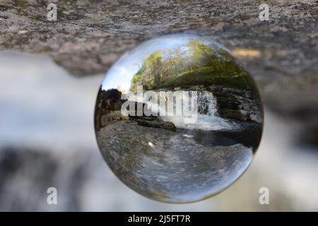 Stainforth Force Wasserfall durch eine andere Ansicht gesehen Stockfoto