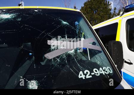 Zerstörte Polizeiwagen nach dem Steinwurf an diesem Wochenende während der Unruhen, nachdem die dänische rechtsextreme Partei Stram Kurs (auf englisch: Hard Line) eine neue Demonstration in Norrköping, Schweden, geplant hatte. Insgesamt sollen 26 Polizisten und mindestens 14 Privatpersonen während der Unruhen verletzt worden sein. 3 Menschen wurden durch Schüsse verletzt, Schüsse, die von der Polizei zur Selbstverteidigung abgefeuert wurden, so die Polizei. 20 Polizeifahrzeuge wurden verwüstet oder zerstört. Stockfoto