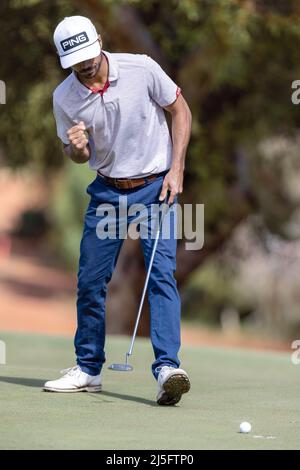 Karlkurla, Australien, 23. April 2022. Austin Bautista legt während der 2021 CKB WA PGA Championship, Teil der ISPS HANDA PGA Tour of Australasia am 23. April 2022 auf dem Kalgoorlie Golf Course in Kalgoorlie, Australien, einen Adler auf das dritte Loch. Quelle: Graham Conaty/Speed Media/Alamy Live News Stockfoto