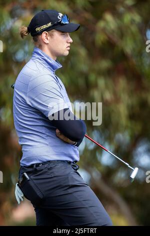 Karlkurla, Australien, 23. April 2022. Josh Armstrong auf dem vierten Loch während der 2021 CKB WA PGA Championship, Teil der ISPS HANDA PGA Tour of Australasia am 23. April 2022 auf dem Kalgoorlie Golf Course in Kalgoorlie, Australien. Quelle: Graham Conaty/Speed Media/Alamy Live News Stockfoto