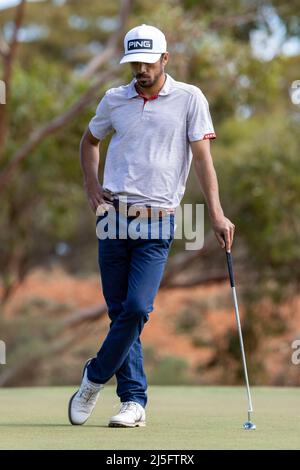 Karlkurla, Australien, 23. April 2022. Austin Bautista auf dem vierten Loch während der 2021 CKB WA PGA Championship, Teil der ISPS HANDA PGA Tour of Australasia am 23. April 2022 auf dem Kalgoorlie Golf Course in Kalgoorlie, Australien. Quelle: Graham Conaty/Speed Media/Alamy Live News Stockfoto