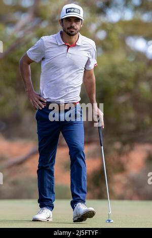 Karlkurla, Australien, 23. April 2022. Austin Bautista auf dem vierten Loch während der 2021 CKB WA PGA Championship, Teil der ISPS HANDA PGA Tour of Australasia am 23. April 2022 auf dem Kalgoorlie Golf Course in Kalgoorlie, Australien. Quelle: Graham Conaty/Speed Media/Alamy Live News Stockfoto