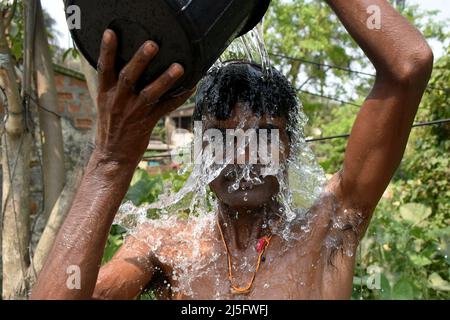 Kalkutta, Westbengalen, Indien. 23. April 2022. Ein Mann nimmt an einem heißen Sommertag ein Bad am Stadtrand von Kalkutta. (Bild: © Sudipta das/Pacific Press via ZUMA Press Wire) Stockfoto