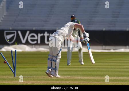 Chester le Street, Großbritannien. 23. April 2022. Tom Moores, der für Nottinghamshire gegen Durham kämpft, ist während des zweiten Spiels der County Championship Division auf dem Riverside Ground ausgeknüppelt. Quelle: Colin Edwards/Alamy Live News Stockfoto