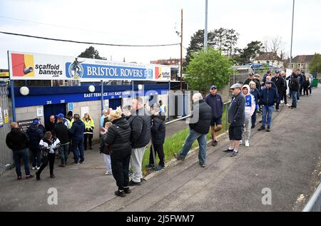 Bristol Rovers-Fans vor dem zweiten Spiel der Sky Bet League im Memorial Stadium in Bristol. Bilddatum: Samstag, 23. April 2022. Stockfoto