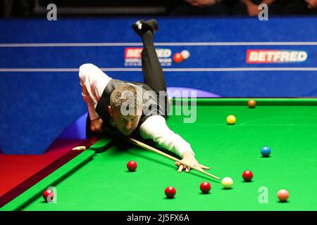 Mark Selby während des achten Tages der Betfred Snooker-Weltmeisterschaft im Crucible, Sheffield. Bilddatum: Samstag, 23. April 2022. Stockfoto