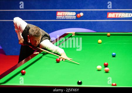 Mark Selby während des achten Tages der Betfred Snooker-Weltmeisterschaft im Crucible, Sheffield. Bilddatum: Samstag, 23. April 2022. Stockfoto