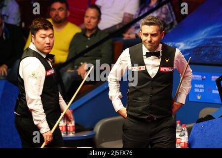 Mark Selby während des achten Tages der Betfred Snooker-Weltmeisterschaft im Crucible, Sheffield. Bilddatum: Samstag, 23. April 2022. Stockfoto