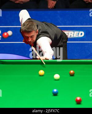 Mark Selby während des achten Tages der Betfred Snooker-Weltmeisterschaft im Crucible, Sheffield. Bilddatum: Samstag, 23. April 2022. Stockfoto