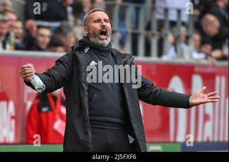 Regensburg, Deutschland. 23. April 2022. Fußball: 2. Bundesliga, Jahn Regensburg - Hamburger SV, Matchday 31, Jahnstadion Regensburg. Trainer Tim Walter aus Hamburg brüllt am Rande. Quelle: Armin Weigel/dpa - WICHTIGER HINWEIS: Gemäß den Anforderungen der DFL Deutsche Fußball Liga und des DFB Deutscher Fußball-Bund ist es untersagt, im Stadion und/oder vom Spiel aufgenommene Fotos in Form von Sequenzbildern und/oder videoähnlichen Fotoserien zu verwenden oder zu verwenden./dpa/Alamy Live News Stockfoto