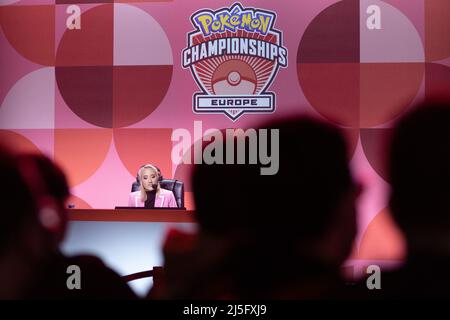 Frankfurt, Deutschland. 23. April 2022. 23. April 2022, Hessen, Frankfurt/Main: Ein Kommentator spricht bei den Pokemon Europameisterschaften. Nach einer mehrjährigen Unterbrechung finden wieder die Pokemon Europe International Championships statt. Das Spiel wird mit Handelskarten, auf Videospielkonsolen und Mobiltelefonen gespielt. Bei Pokemon geht es darum, die Monster zu sammeln und zu trainieren. Auch in den Frankfurter Messehallen waren die Zuschauer erlaubt. Foto: Hannes P. Albert/dpa Quelle: dpa picture Alliance/Alamy Live News Stockfoto