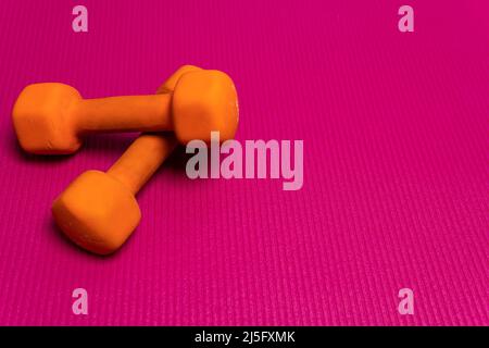 Orange Raum Kurzhantel Fitness-Matte Fitness-Studio Hintergrund kopieren Training, Konzept gesunde Lebensweise Wellness-Training aus Holz und Textur Banner, Gewicht Stockfoto