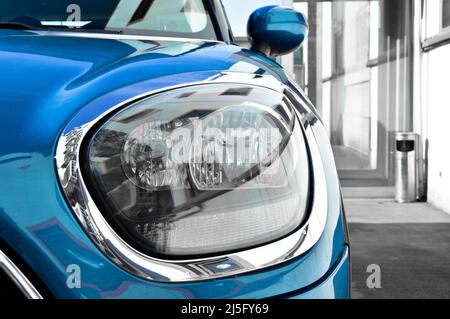 Detail der Auto-Scheinwerfer-Lampe, blau modern ein Luxus-Auto-Frontlampe Stockfoto