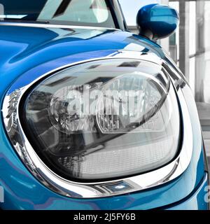 Detail der Auto-Scheinwerfer-Lampe, blau modern ein Luxus-Auto-Frontlampe Stockfoto