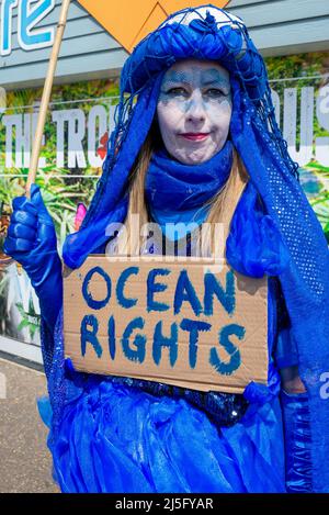 Southend on Sea, Essex, Großbritannien. 23. April 2022. An einem nationalen Aktionstag gegen die Wasserqualität protestieren Schwimmer und besorgte Einheimische gegen die Ableitung von Abwasser in die Themsemündung bei Southend on Sea. Die Strände in Southend wurden in der Vergangenheit aufgrund der Kontamination durch Abflussrohre, die unbehandelten Abfall in die Gewässer vor der Stadt pumpten, geschlossen, und es besteht die Gefahr weiterer solcher Probleme, wenn keine Maßnahmen ergriffen werden. Lokale Stadträte sprachen von der Notwendigkeit von sauberem Wasser, um Besucher an die Küste zu locken. Rebellion Des Aussterbens Blue Rebel Stockfoto