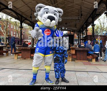 Warrington, Großbritannien. 23. April 2022. Wolfie und Whizzy Rascal besuchen die Fanzone vor dem Spiel in Warrington, Großbritannien am 4/23/2022. (Foto von Simon Whitehead/News Images/Sipa USA) Quelle: SIPA USA/Alamy Live News Stockfoto