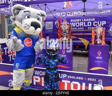 Warrington, Großbritannien. 23. April 2022. Wolfie und Whizzy Rascal besuchen die Fanzone vor dem Spiel in Warrington, Großbritannien am 4/23/2022. (Foto von Simon Whitehead/News Images/Sipa USA) Quelle: SIPA USA/Alamy Live News Stockfoto