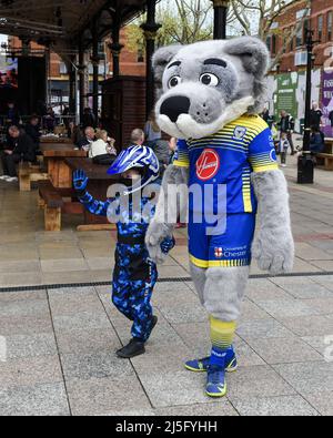 Warrington, Großbritannien. 23. April 2022. Wolfie und Whizzy Rascal besuchen die Fanzone vor dem Spiel in Warrington, Großbritannien am 4/23/2022. (Foto von Simon Whitehead/News Images/Sipa USA) Quelle: SIPA USA/Alamy Live News Stockfoto