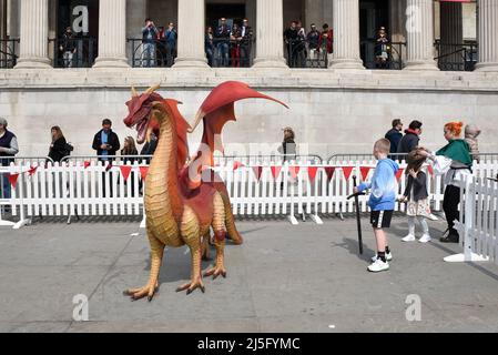 Trafalgar Square, London, Großbritannien. 23. April 2022. St. George's Day am Trafalgar Square. Kredit: Matthew Chattle/Alamy Live Nachrichten Stockfoto