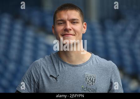 Ted Cann #37 von West Bromwich Albion kommt vor dem Start ins Spiel Stockfoto